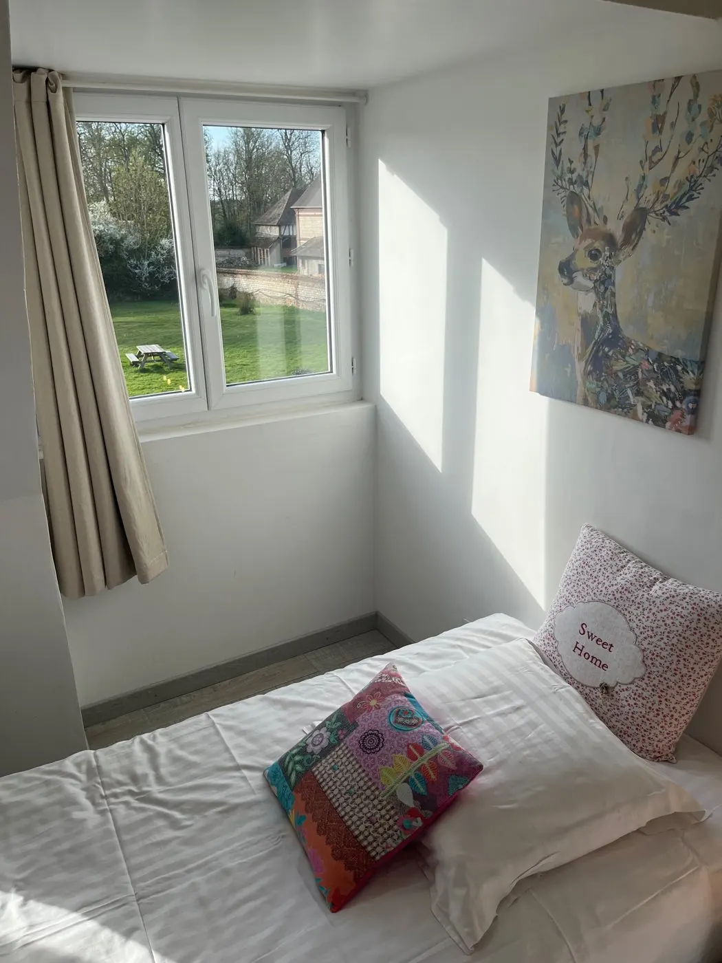 Chambre d'hôtes lumineuse avec fenêtre sur le parc du Manoir de la Houlette — tourisme Normandie