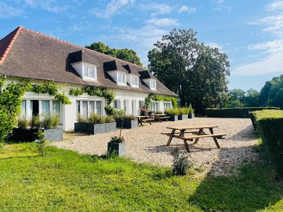 Bâtiment des chambres d'hôtes et ses terrasses au Manoir de la Houlette — hébergement de séminaire résidentiel, Eure