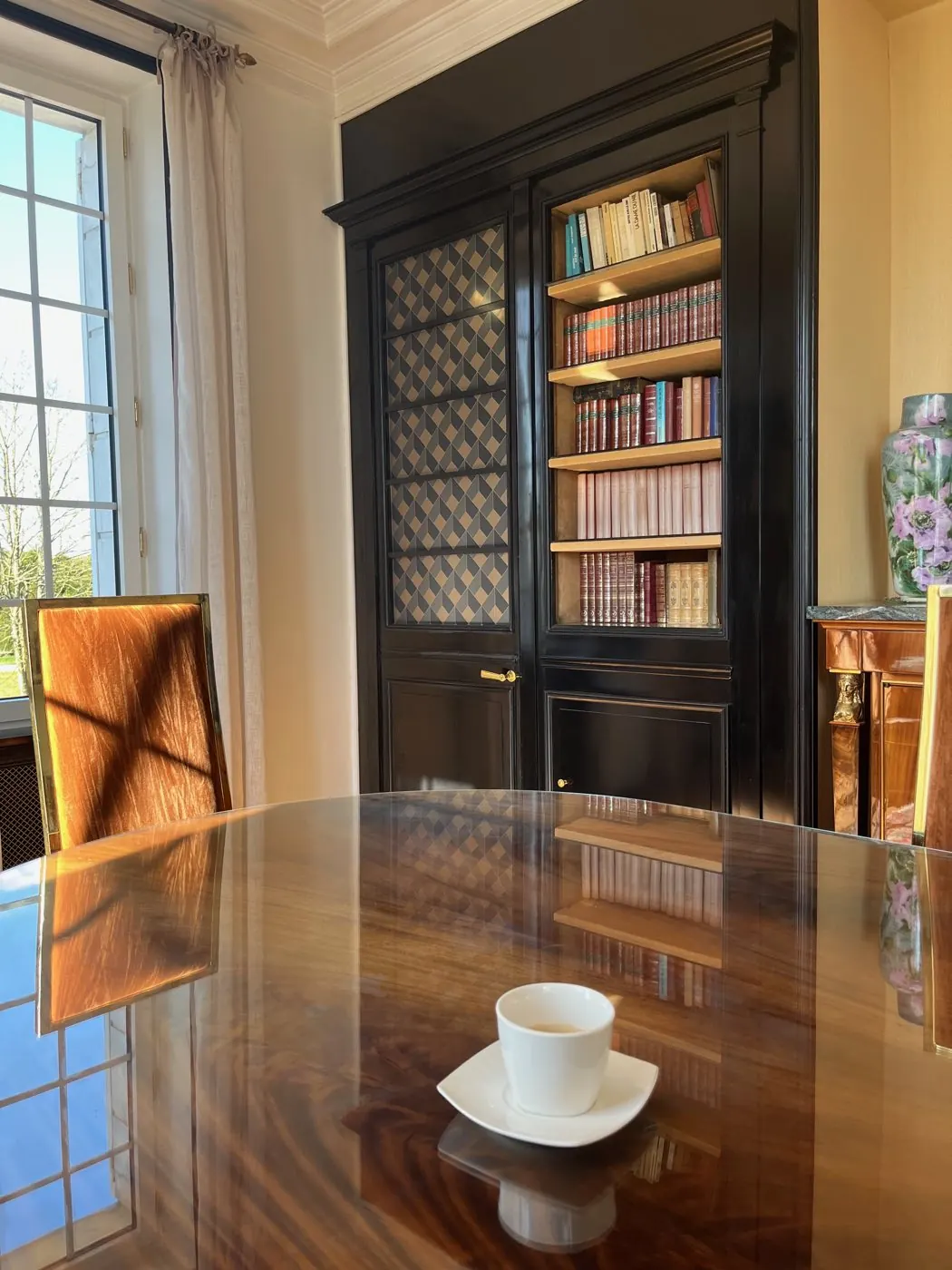 Café servi dans le salon bibliothèque du Manoir de la Houlette — petit-déjeuner et confort, Eure