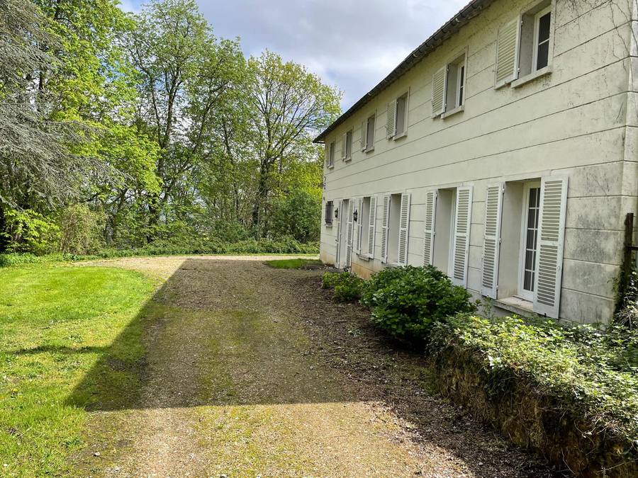 Salon gîte Manoir de la Houlette — poutres apparentes carrelage damier location groupe Normandie