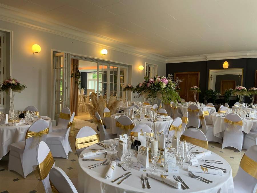 Salle de réception Manoir de la Houlette - configuration mariage dorée grandes fleurs