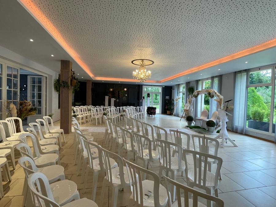 Cérémonie laïque intérieure salle Manoir de la Houlette chaises blanches