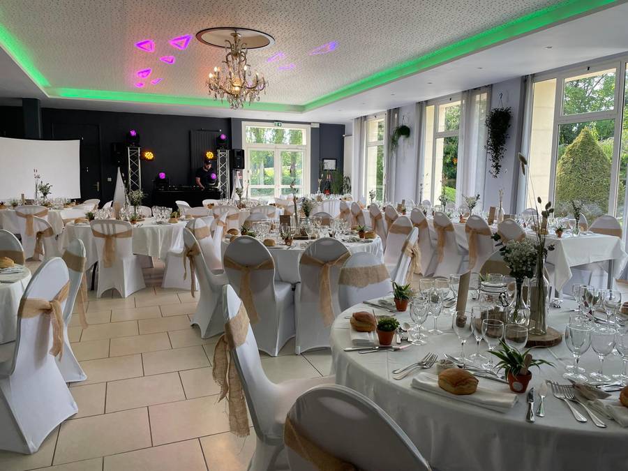 Côté équipements salle de réception Manoir de la Houlette - lustre néons sono DJ Normandie