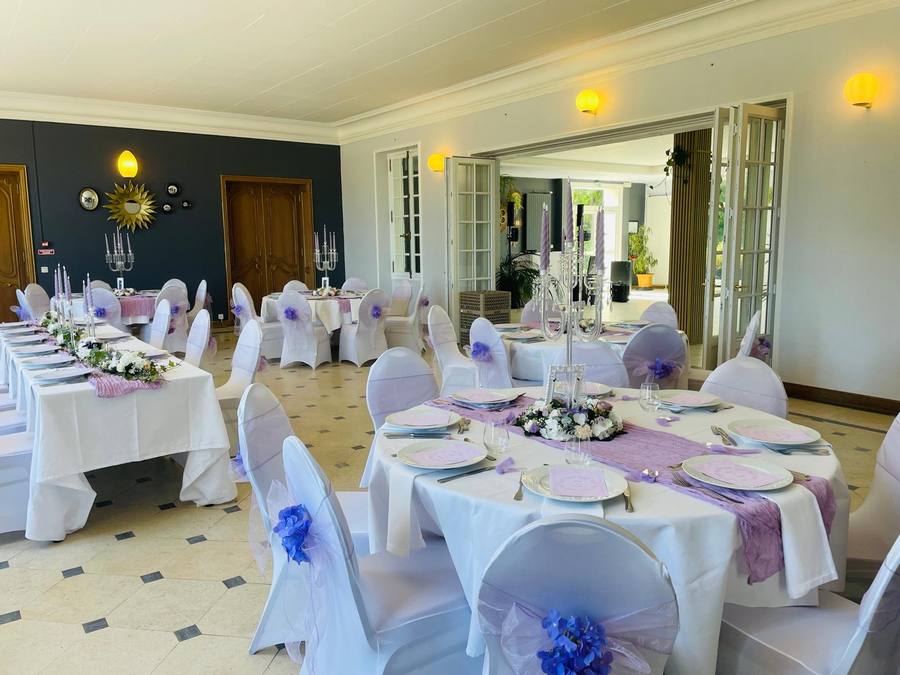 Salle repas mariage Manoir de la Houlette décoration mauve élégante