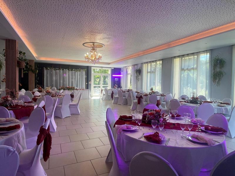 Salle de réception du Manoir de la Houlette dressée en configuration banquet pour un mariage